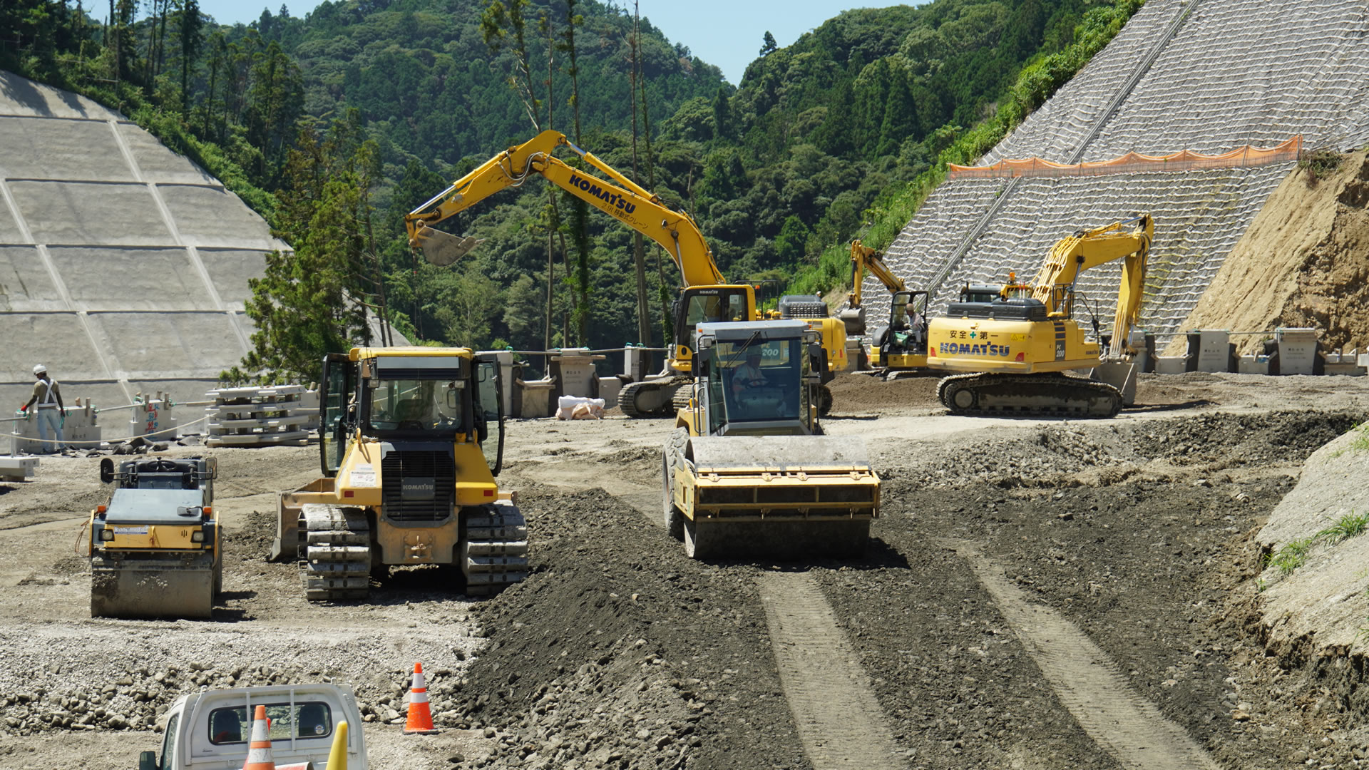 建設工事現場　バックホー　ブルドーザー